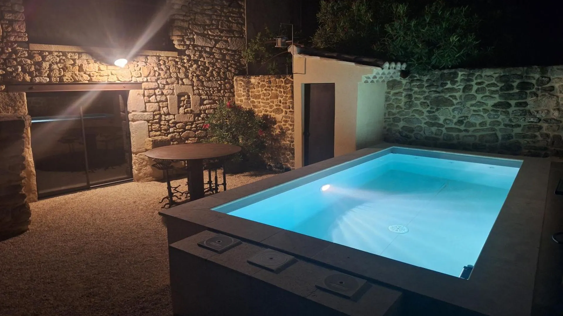 Chez Vero Chambres D'Hotes & Maison En Pierre Contemporaine Suze-la-Rousse 0*,  France